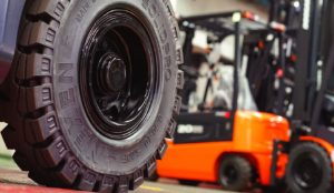 Chọn lốp xe nâng thay thế theo tiêu chuẩn của nhà sản xuất