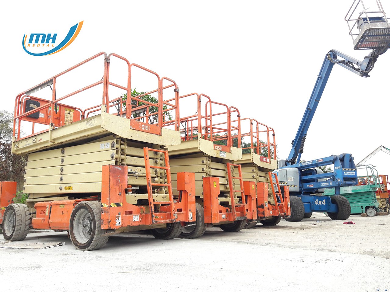 xe nâng người cắt kéo